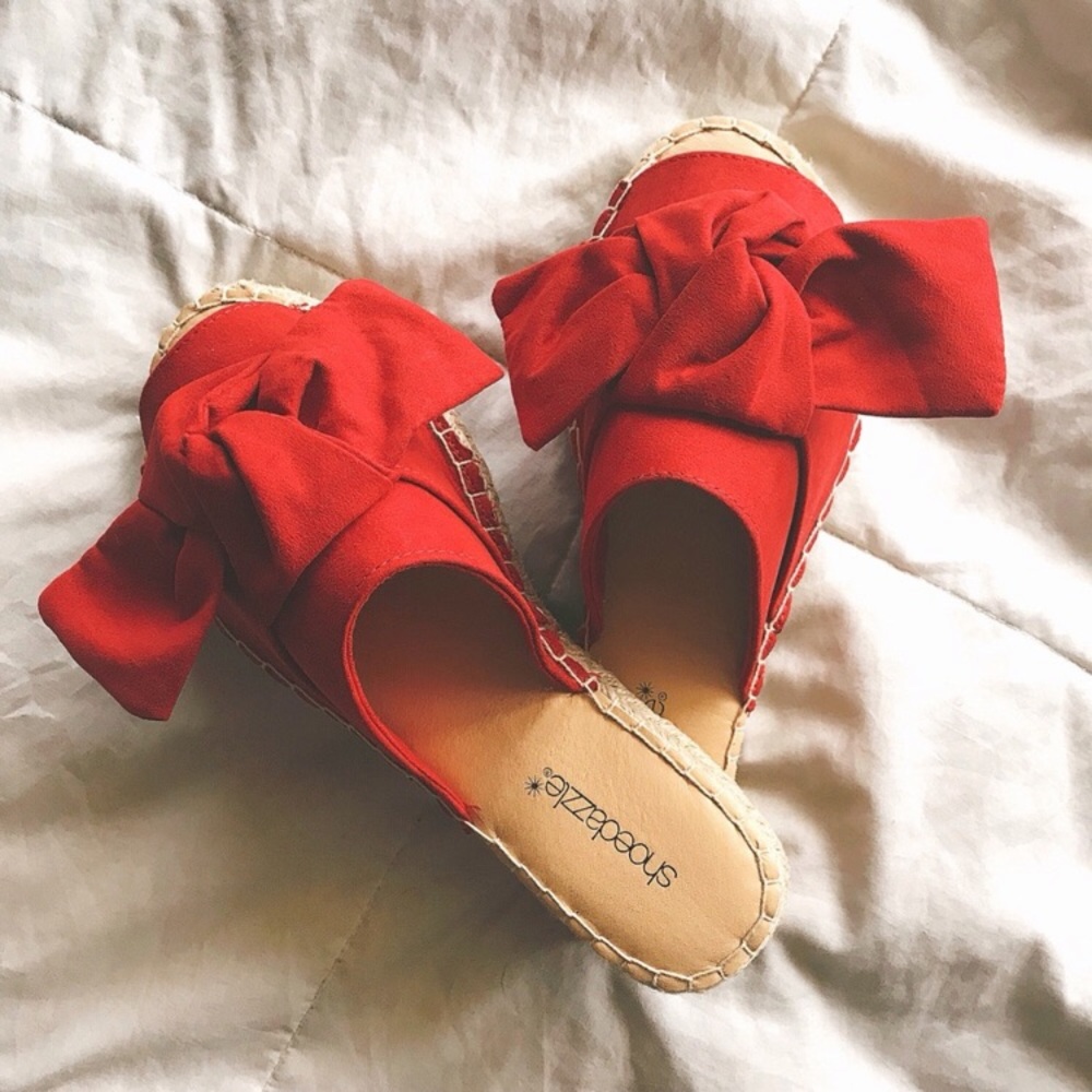 Absolutely adorable bow Espadrille sandals.